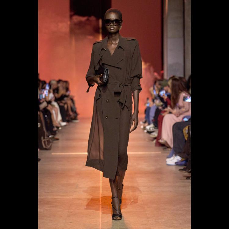 elie-saab-proleceleto-2026-simfonija-moci-igre-i-zadovoljstva-7