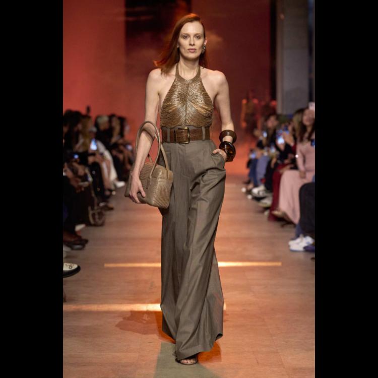 elie-saab-proleceleto-2026-simfonija-moci-igre-i-zadovoljstva-8