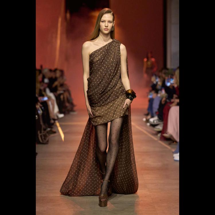 elie-saab-proleceleto-2026-simfonija-moci-igre-i-zadovoljstva-9