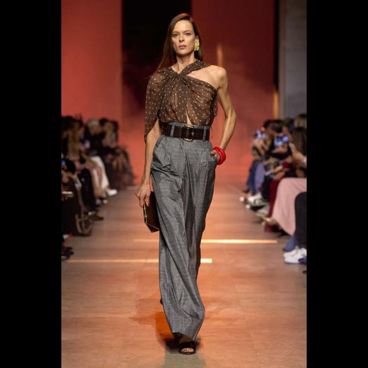 elie-saab-proleceleto-2026-simfonija-moci-igre-i-zadovoljstva-10