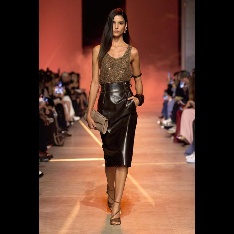 elie-saab-proleceleto-2026-simfonija-moci-igre-i-zadovoljstva-11