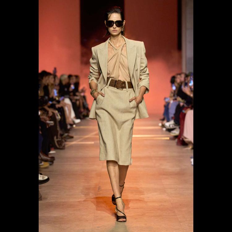 elie-saab-proleceleto-2026-simfonija-moci-igre-i-zadovoljstva-12