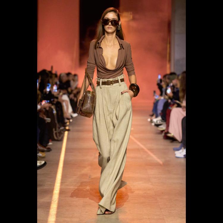 elie-saab-proleceleto-2026-simfonija-moci-igre-i-zadovoljstva-16