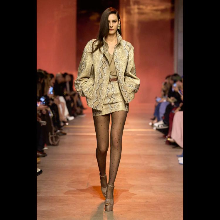 elie-saab-proleceleto-2026-simfonija-moci-igre-i-zadovoljstva-17