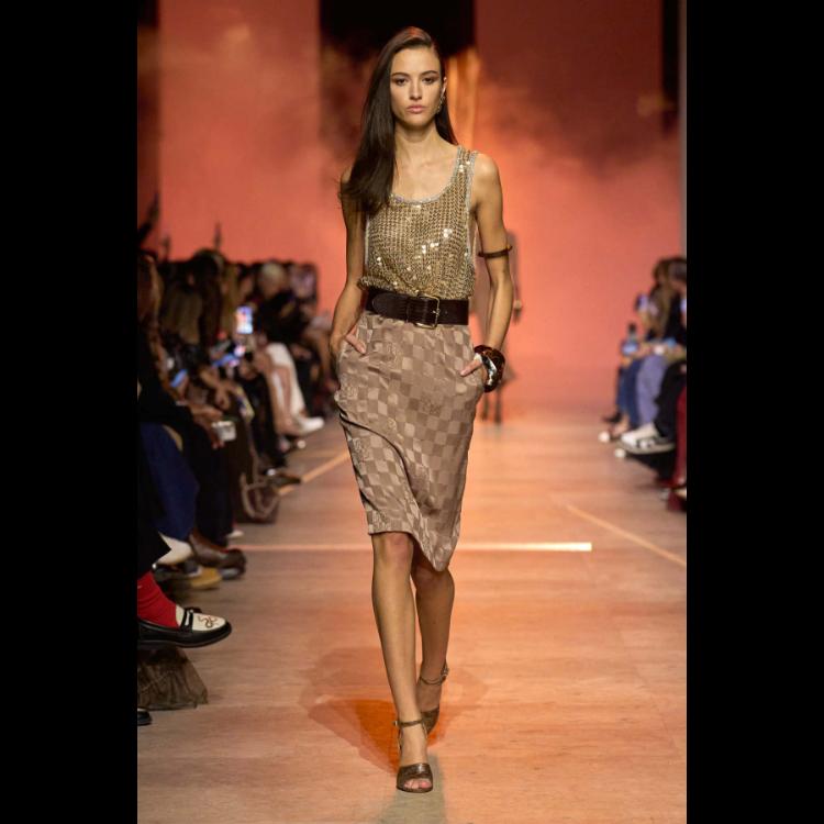 elie-saab-proleceleto-2026-simfonija-moci-igre-i-zadovoljstva-19