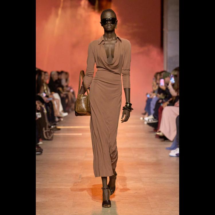 elie-saab-proleceleto-2026-simfonija-moci-igre-i-zadovoljstva-20