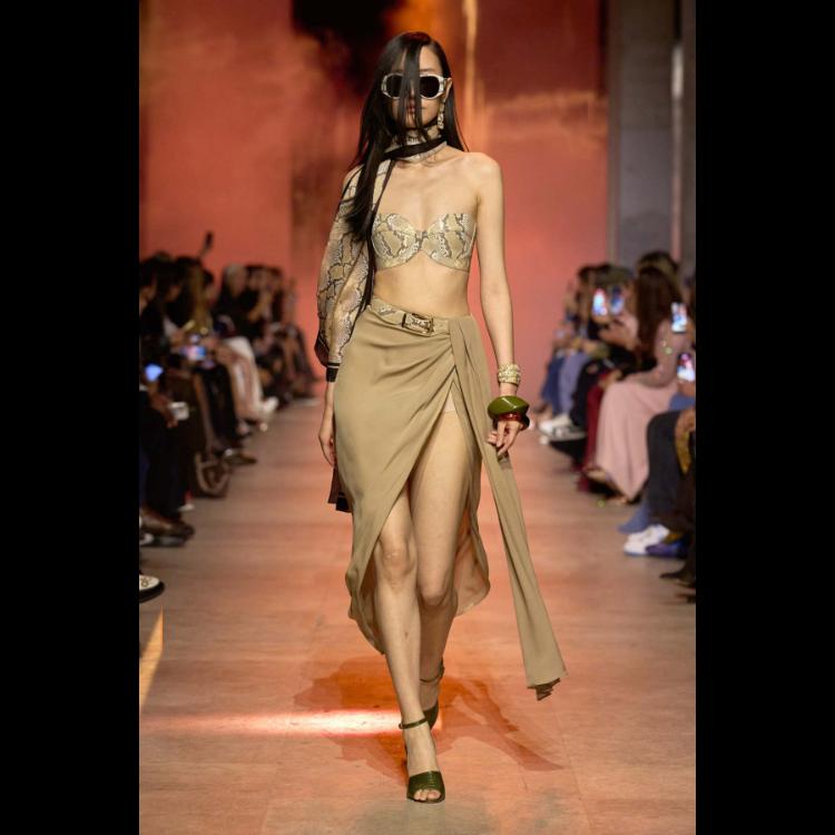 elie-saab-proleceleto-2026-simfonija-moci-igre-i-zadovoljstva-23