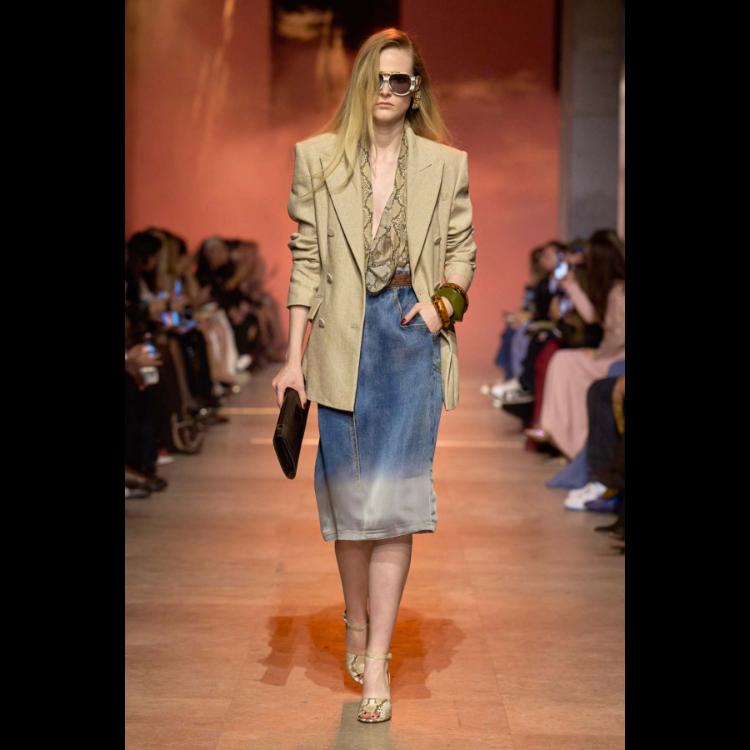 elie-saab-proleceleto-2026-simfonija-moci-igre-i-zadovoljstva-24