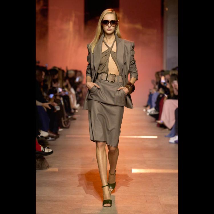 elie-saab-proleceleto-2026-simfonija-moci-igre-i-zadovoljstva-25