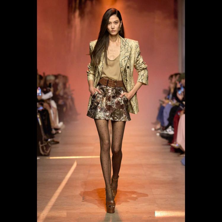 elie-saab-proleceleto-2026-simfonija-moci-igre-i-zadovoljstva-26