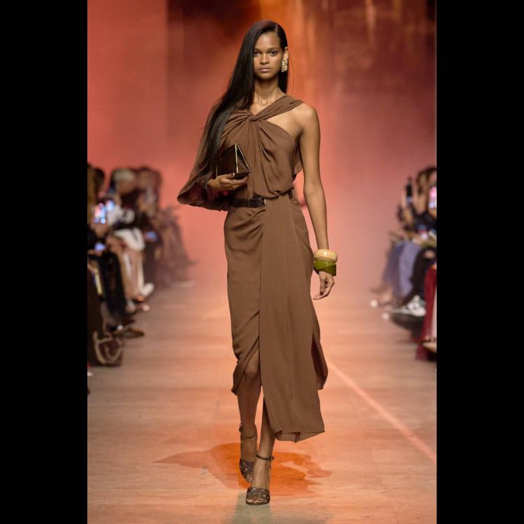 elie-saab-proleceleto-2026-simfonija-moci-igre-i-zadovoljstva-27