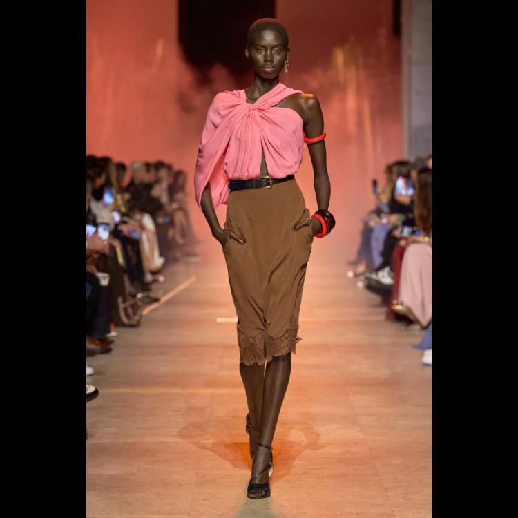 elie-saab-proleceleto-2026-simfonija-moci-igre-i-zadovoljstva-28