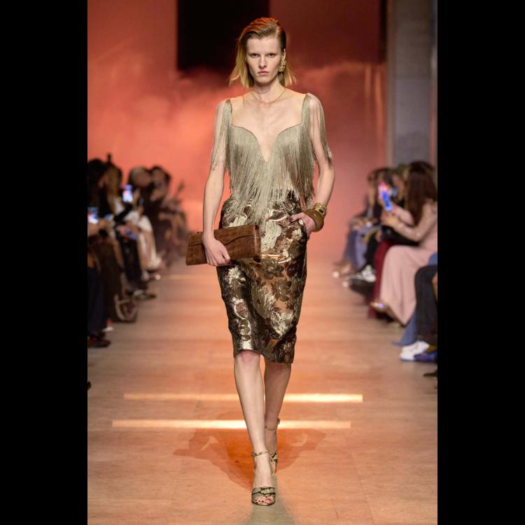 elie-saab-proleceleto-2026-simfonija-moci-igre-i-zadovoljstva-29