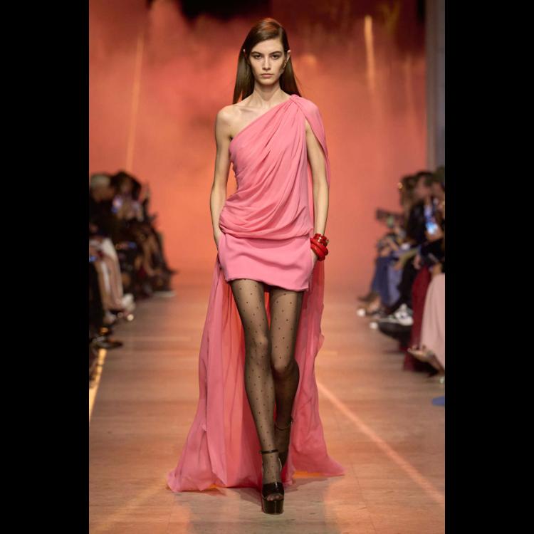 elie-saab-proleceleto-2026-simfonija-moci-igre-i-zadovoljstva-30