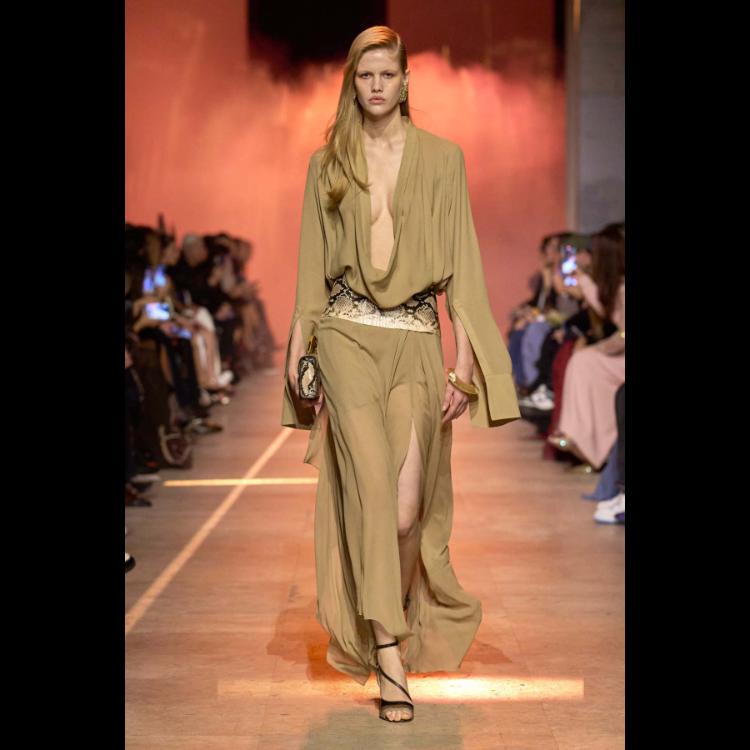 elie-saab-proleceleto-2026-simfonija-moci-igre-i-zadovoljstva-31