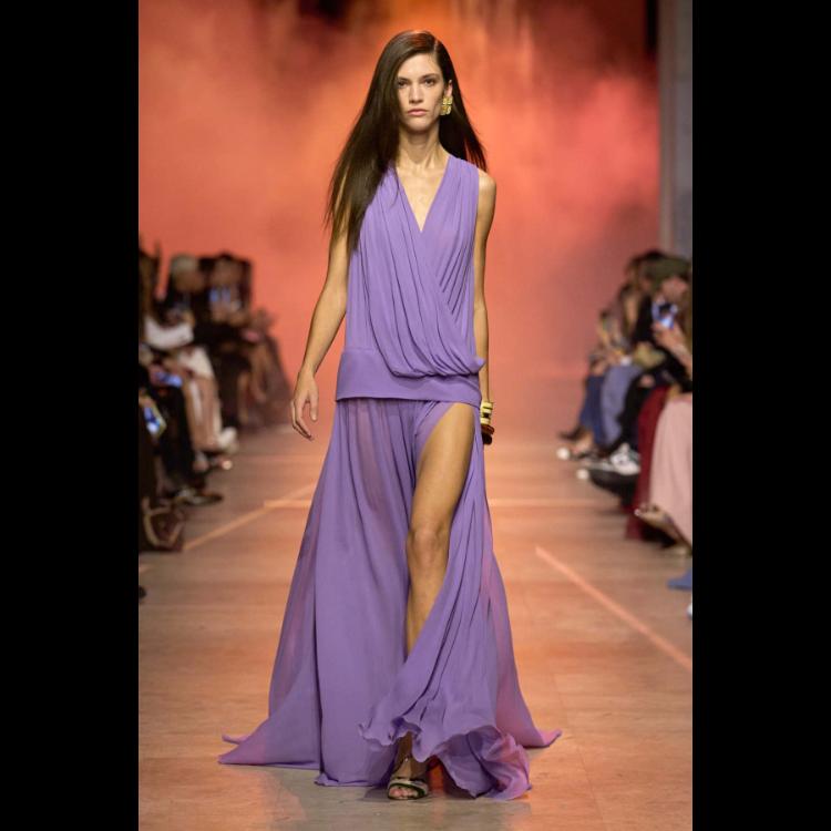 elie-saab-proleceleto-2026-simfonija-moci-igre-i-zadovoljstva-32