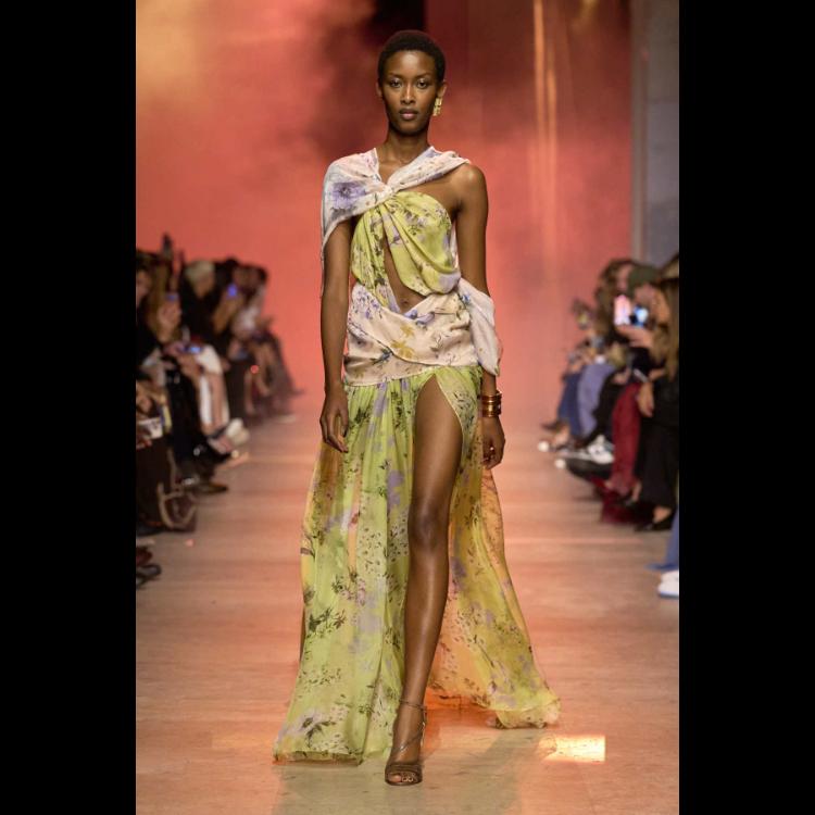 elie-saab-proleceleto-2026-simfonija-moci-igre-i-zadovoljstva-33