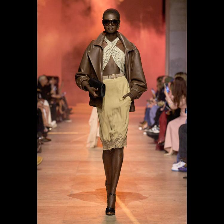 elie-saab-proleceleto-2026-simfonija-moci-igre-i-zadovoljstva-35