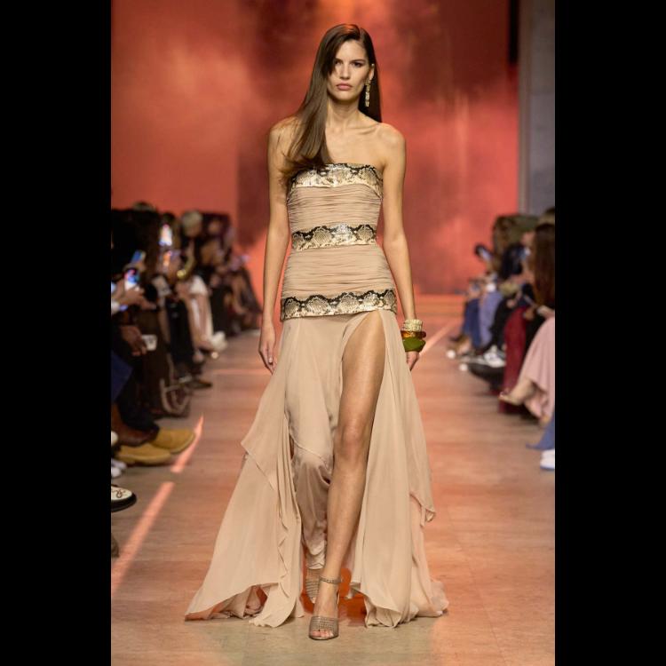 elie-saab-proleceleto-2026-simfonija-moci-igre-i-zadovoljstva-36