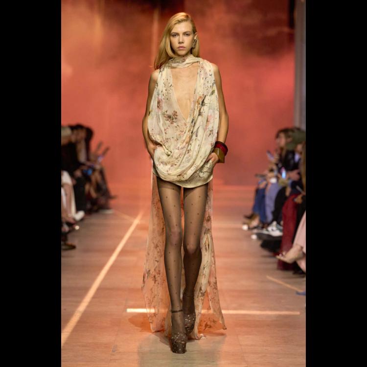 elie-saab-proleceleto-2026-simfonija-moci-igre-i-zadovoljstva-37