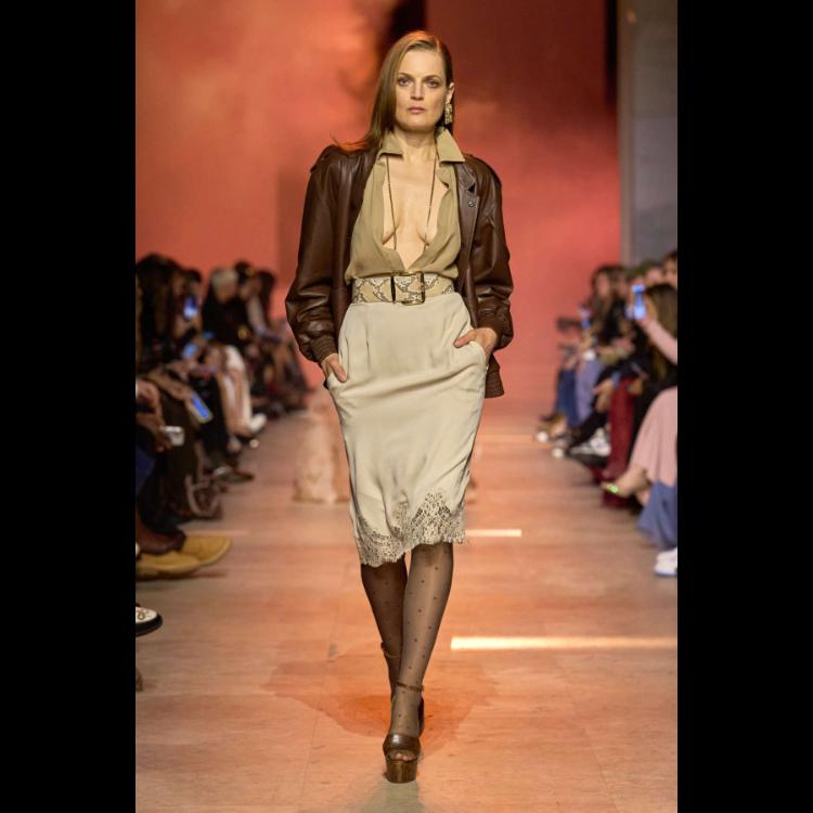 elie-saab-proleceleto-2026-simfonija-moci-igre-i-zadovoljstva-38