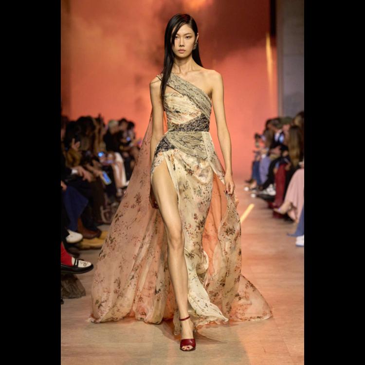 elie-saab-proleceleto-2026-simfonija-moci-igre-i-zadovoljstva-39