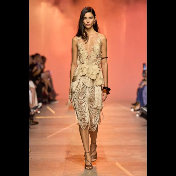 elie-saab-proleceleto-2026-simfonija-moci-igre-i-zadovoljstva-40