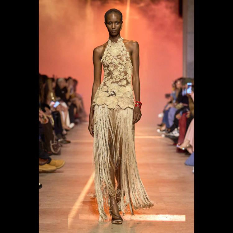 elie-saab-proleceleto-2026-simfonija-moci-igre-i-zadovoljstva-41