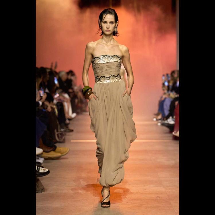 elie-saab-proleceleto-2026-simfonija-moci-igre-i-zadovoljstva-42