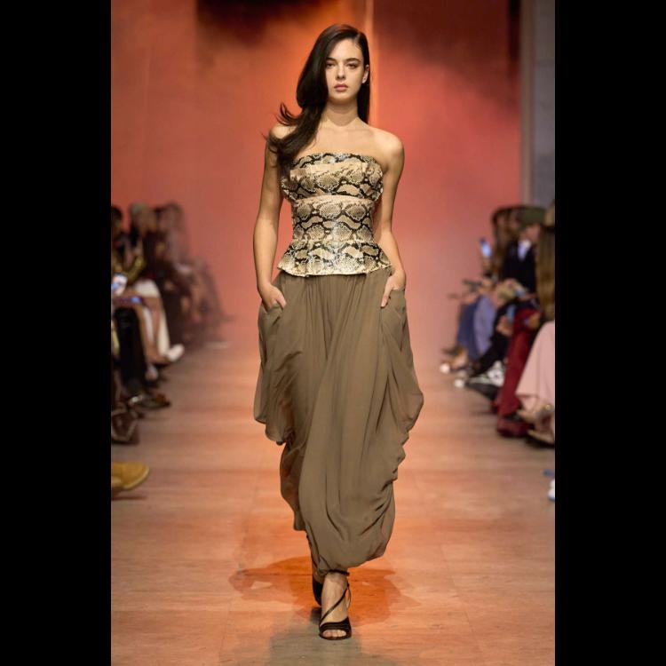 elie-saab-proleceleto-2026-simfonija-moci-igre-i-zadovoljstva-43