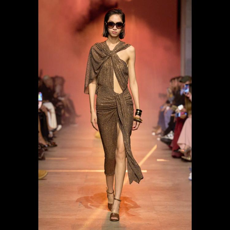 elie-saab-proleceleto-2026-simfonija-moci-igre-i-zadovoljstva-45