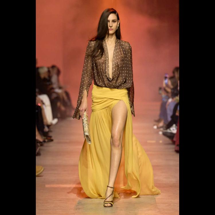 elie-saab-proleceleto-2026-simfonija-moci-igre-i-zadovoljstva-46