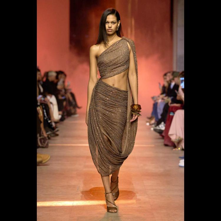 elie-saab-proleceleto-2026-simfonija-moci-igre-i-zadovoljstva-48