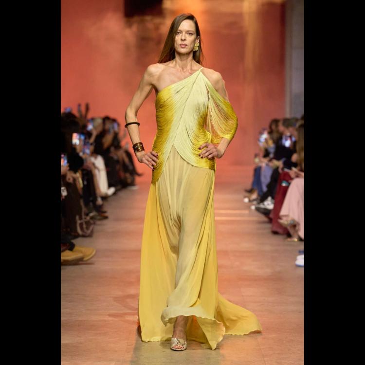 elie-saab-proleceleto-2026-simfonija-moci-igre-i-zadovoljstva-49