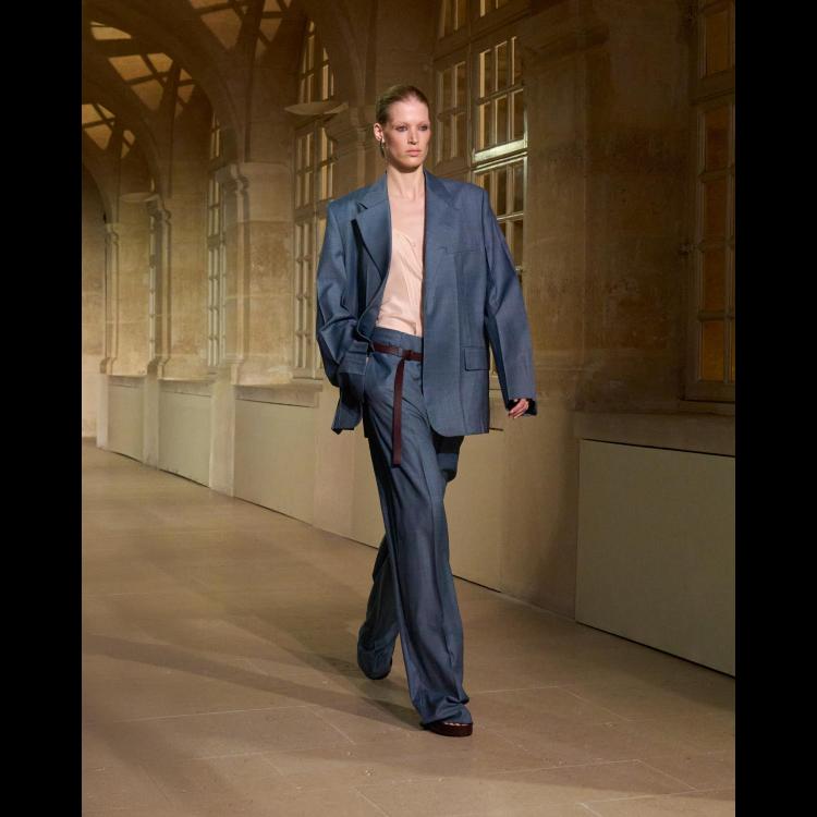 victoria-beckham-proleceleto-2026-poetsko-ogledalo-zenstvenosti-i-samoistrazivanja-1