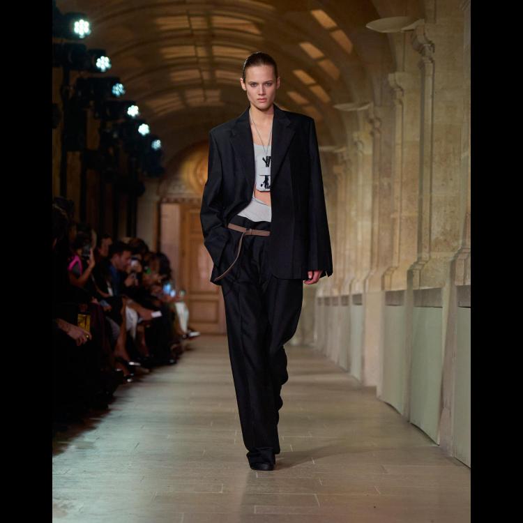 victoria-beckham-proleceleto-2026-poetsko-ogledalo-zenstvenosti-i-samoistrazivanja-3