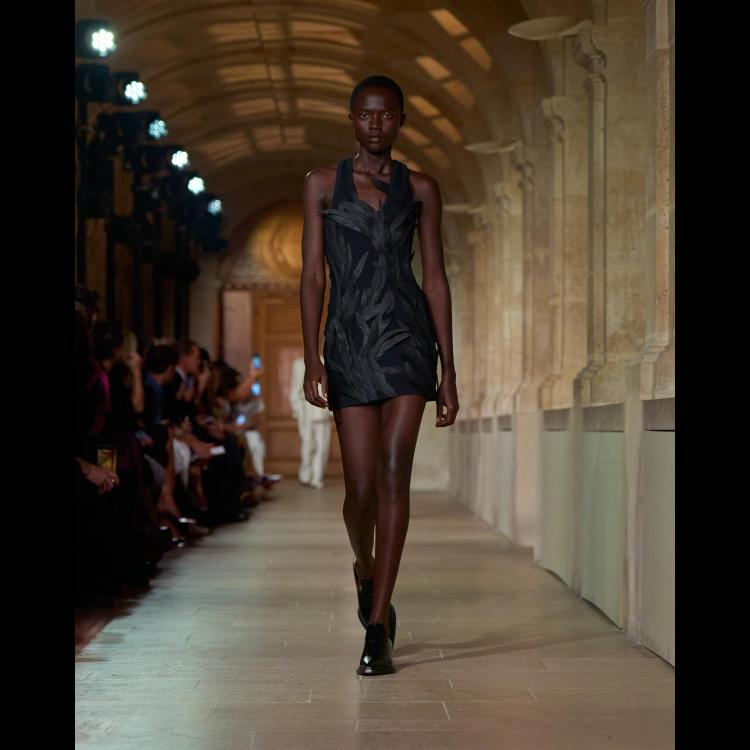 victoria-beckham-proleceleto-2026-poetsko-ogledalo-zenstvenosti-i-samoistrazivanja-5