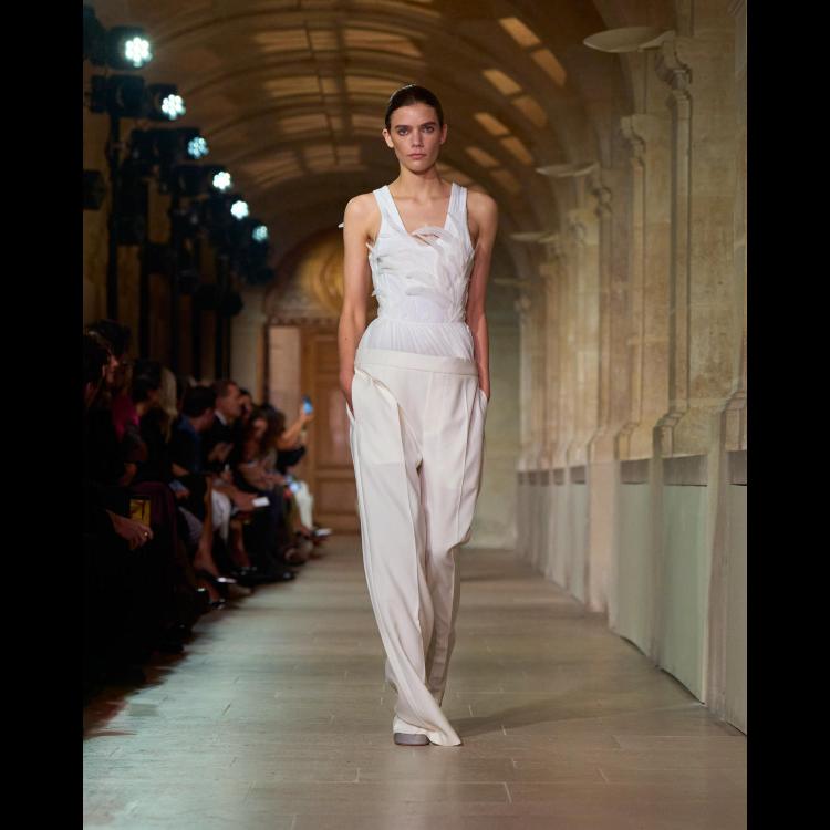 victoria-beckham-proleceleto-2026-poetsko-ogledalo-zenstvenosti-i-samoistrazivanja-6