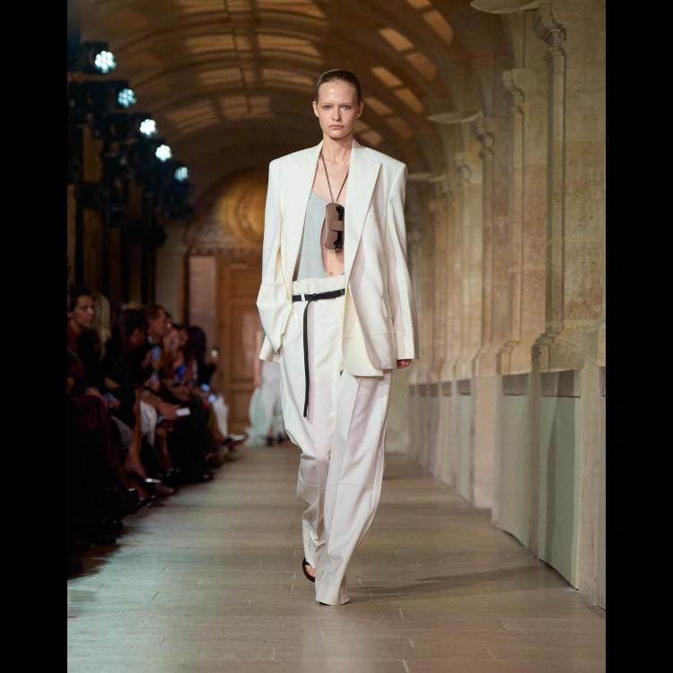 victoria-beckham-proleceleto-2026-poetsko-ogledalo-zenstvenosti-i-samoistrazivanja-7