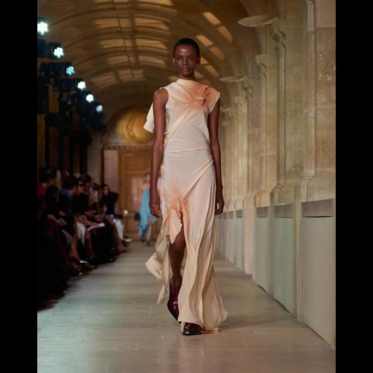 victoria-beckham-proleceleto-2026-poetsko-ogledalo-zenstvenosti-i-samoistrazivanja-8