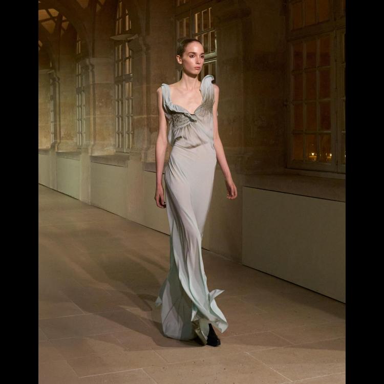 victoria-beckham-proleceleto-2026-poetsko-ogledalo-zenstvenosti-i-samoistrazivanja-9