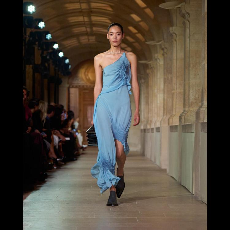 victoria-beckham-proleceleto-2026-poetsko-ogledalo-zenstvenosti-i-samoistrazivanja-10