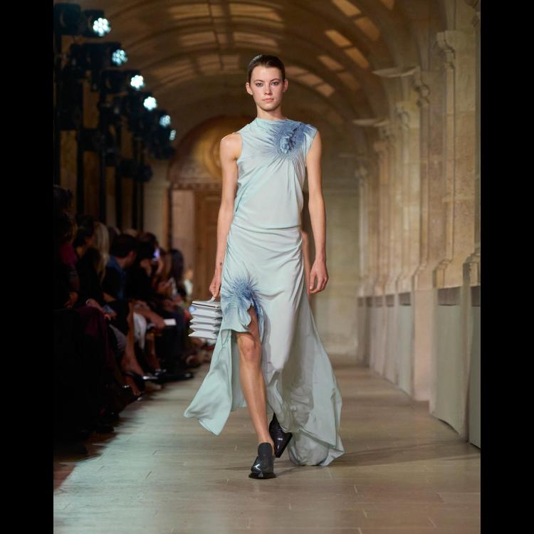 victoria-beckham-proleceleto-2026-poetsko-ogledalo-zenstvenosti-i-samoistrazivanja-11