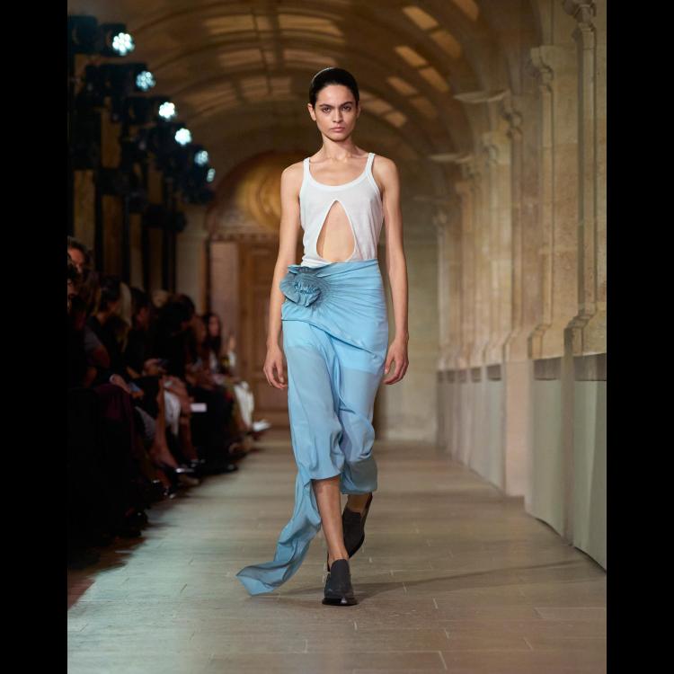 victoria-beckham-proleceleto-2026-poetsko-ogledalo-zenstvenosti-i-samoistrazivanja-12