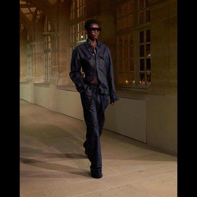 victoria-beckham-proleceleto-2026-poetsko-ogledalo-zenstvenosti-i-samoistrazivanja-13