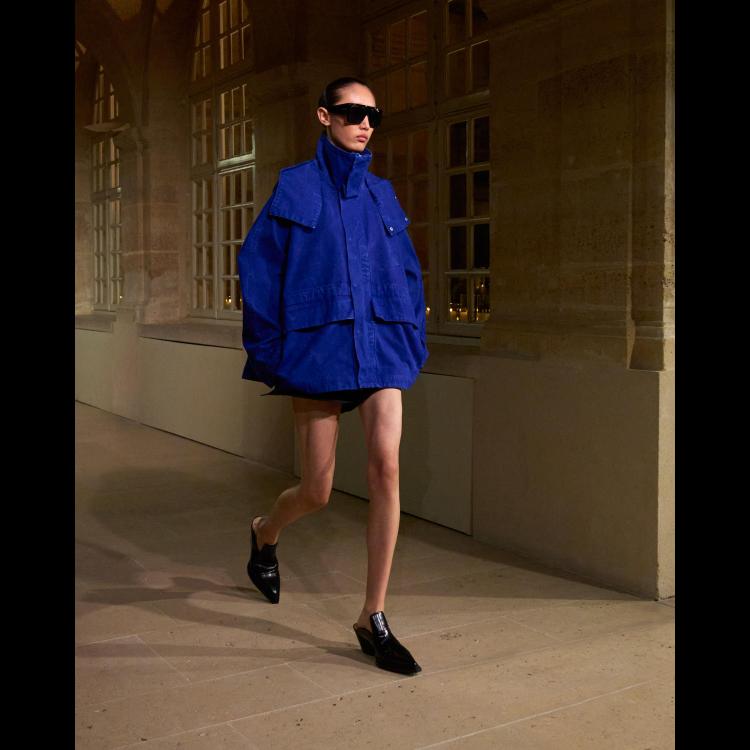 victoria-beckham-proleceleto-2026-poetsko-ogledalo-zenstvenosti-i-samoistrazivanja-14