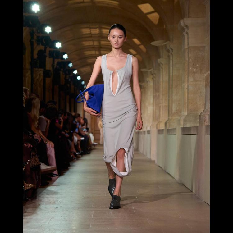 victoria-beckham-proleceleto-2026-poetsko-ogledalo-zenstvenosti-i-samoistrazivanja-15