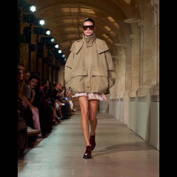 victoria-beckham-proleceleto-2026-poetsko-ogledalo-zenstvenosti-i-samoistrazivanja-16