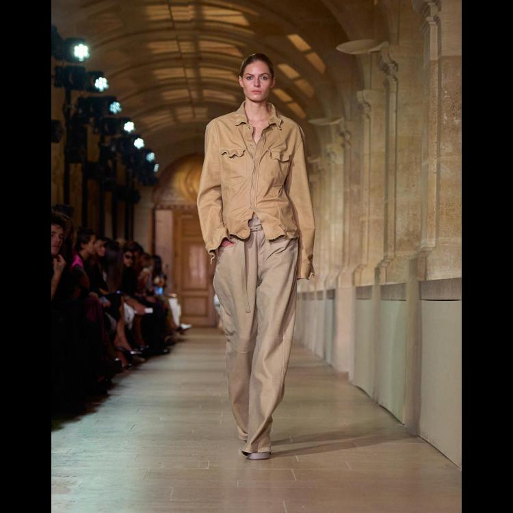 victoria-beckham-proleceleto-2026-poetsko-ogledalo-zenstvenosti-i-samoistrazivanja-17