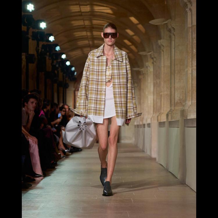 victoria-beckham-proleceleto-2026-poetsko-ogledalo-zenstvenosti-i-samoistrazivanja-18